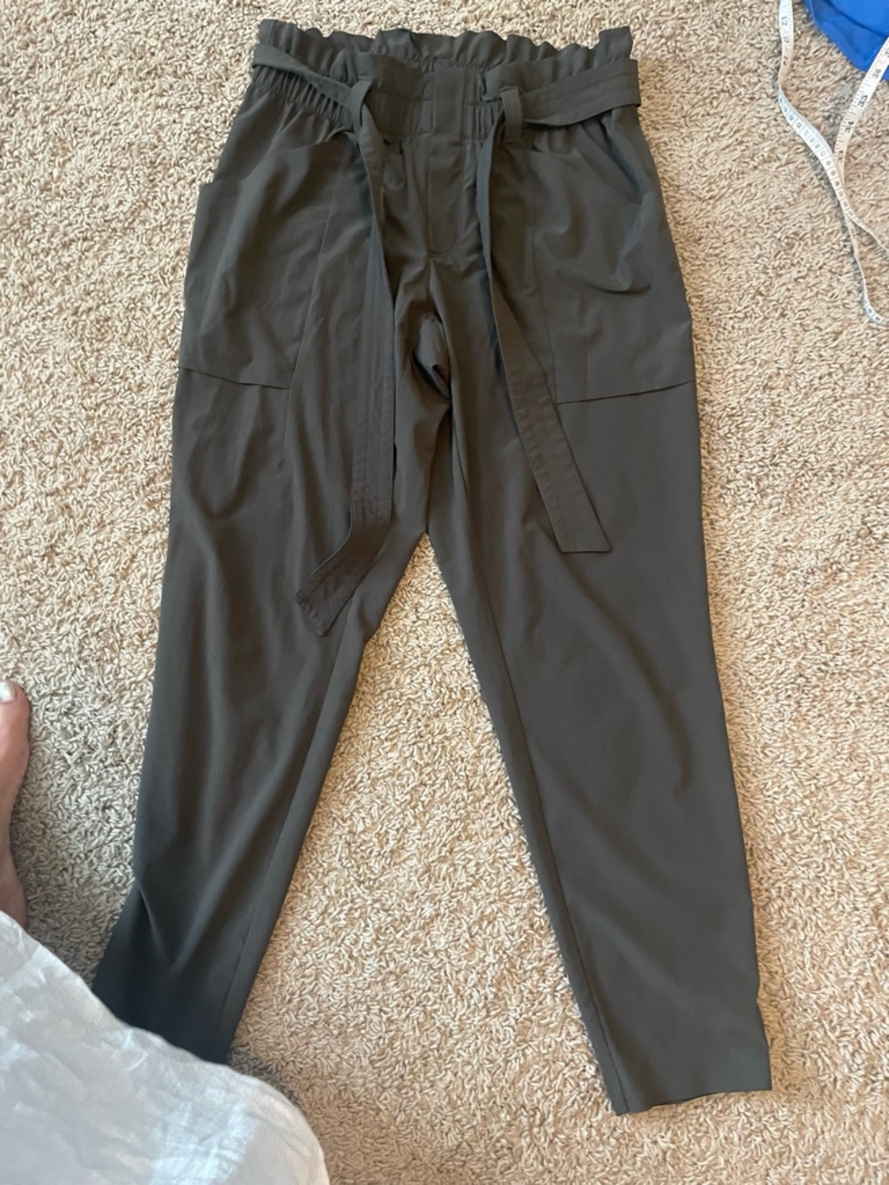 Athleta Woman’s Cardiff Cargo Pants Bow Waist in SZ 6 in gently used condition